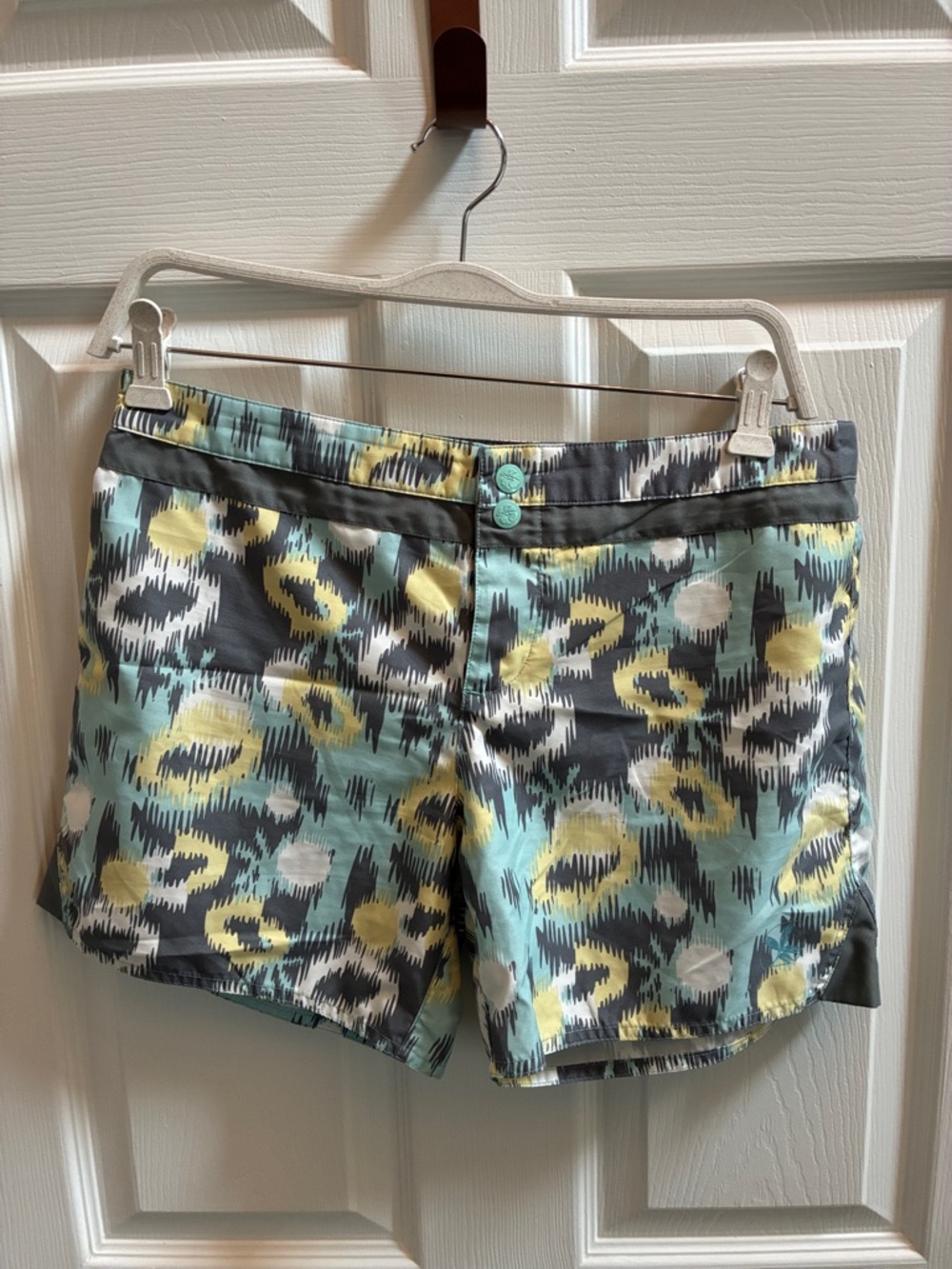 Carve Designs Teal, Yellow & Gray Patterned Women's Shorts sz 4